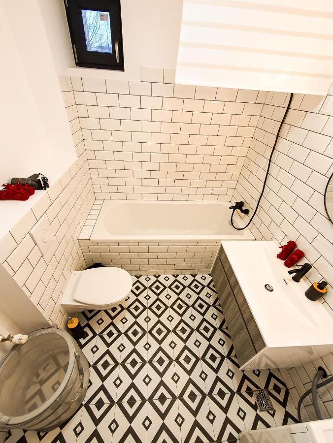 Urban Retreat: Industrial Chic 1Br Ap - Heart Of Bucharest Apartamento Exterior foto